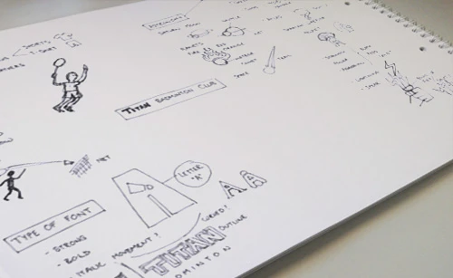 Bocetos de diseños iniciales de logotipos