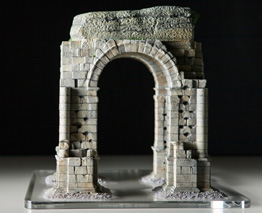 Vista trasera de la maqueta del Arco de Cáparra
